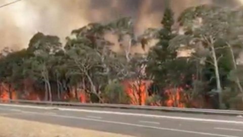 Número de mortos em incêndios na Austrália sobe para 27