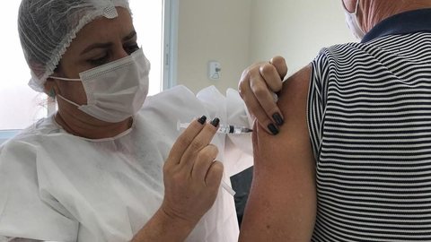 Cidade de SP aplica dose de reforço de vacina contra Covid