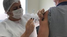 Cidade de SP aplica dose de reforço de vacina contra Covid