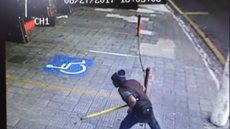 Vídeo mostra homem que matou moradores de rua com barra de ferro