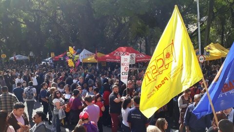 Servidores públicos protestam após governo do RS parcelar salário pela 18º vez seguida