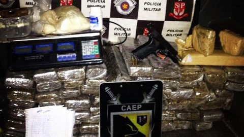 Polícia encontra tijolos de maconha escondidos sob sofá em chácara de Rio Preto