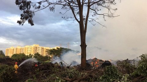 Bombeiros combatem incêndio em ponto de coleta de entulho em Rio Preto