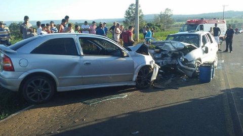 Homem morre em acidente entre carros em rodovia de distrito de Botucatu