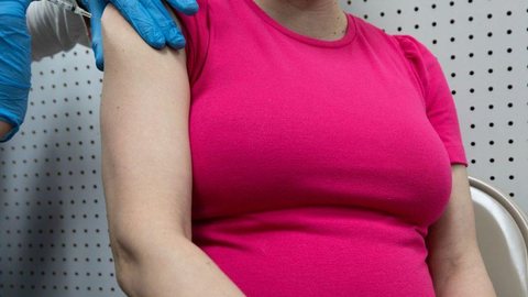 Anvisa orienta suspensão de vacina da AstraZeneca para grávidas