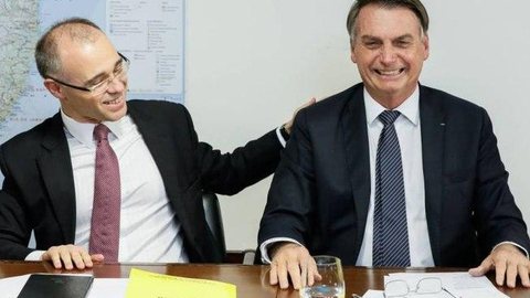 André Mendonça atua como advogado de Bolsonaro? Veja análise de especialistas