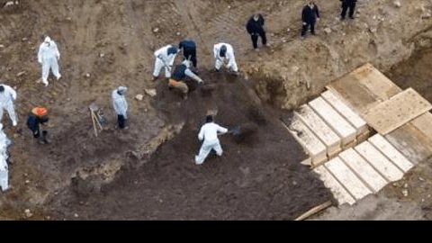 Vítimas de Covid-19 são enterradas em fossas comuns em Nova York