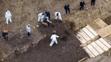 Vítimas de Covid-19 são enterradas em fossas comuns em Nova York