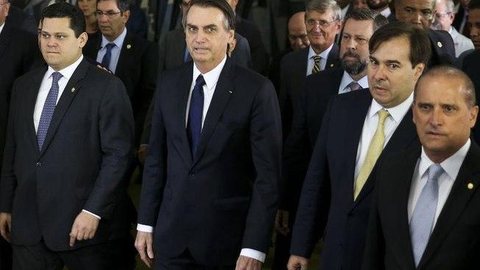 Bolsonaro repete antecessores e promove ‘festa de emendas’ para o Congresso
