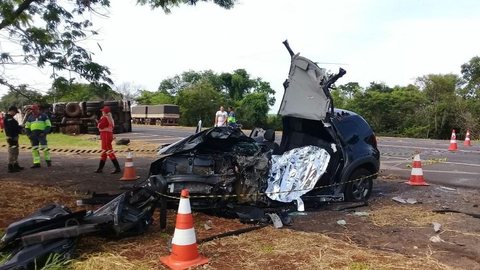 Motorista morre ao bater carro de frente com caminhão na BR-153