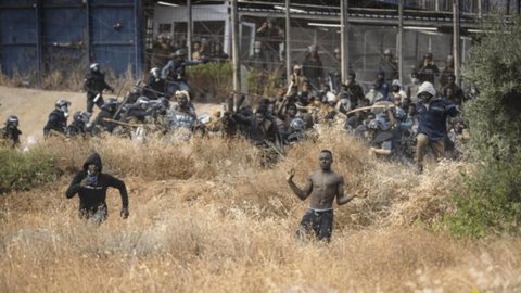 Imagem Tentativa de entrar em território espanhol na África deixa 23 imigrantes mortos