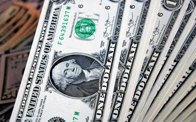 Dólar cai para R$ 5,74 em dia de tranquilidade no exterior