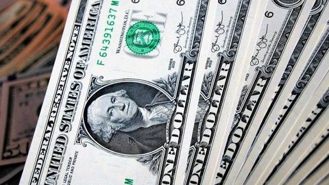Dólar cai para R$ 5,74 em dia de tranquilidade no exterior