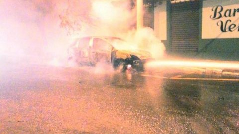 Homem coloca fogo em carro de ex-mulher após discussão em Ibirá