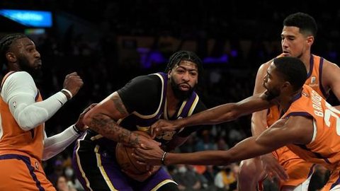 Anthony Davis e Dwight Howard brigam no banco dos Lakers; veja