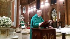 Aos 90 anos, marceneiro que virou padre após ter 12 filhos e ficar viúvo celebra missas diárias