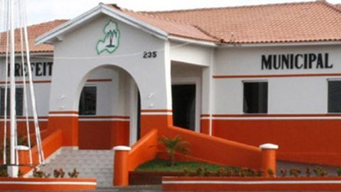 Ex-prefeito é condenado pela Justiça por pintar prédios públicos de laranja