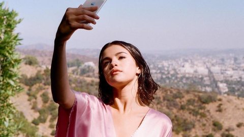 Selena Gomez lança ‘Wolves’, música em parceria com o DJ Marshmello