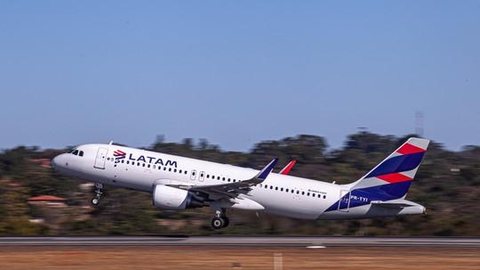 Azul mira oferta por totalidade da Latam Airlines, diz fundador