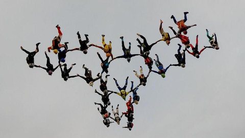 Grupo de paraquedistas de Boituva quebra recorde  brasileiro e sul-americano