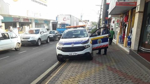 Agente de trânsito sem habilitação estaciona viatura na calçada e é multado