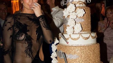 Jennifer Lopez dispensa lingerie para celebrar aniversário