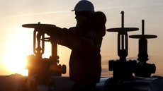 Preços do petróleo caem para mínima em 2018, apesar de planos da Opep por cortes de produção