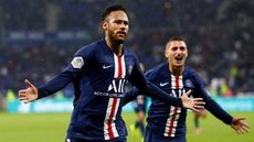 Neymar tira golaço da cartola aos 42 do segundo tempo