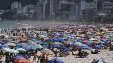 Covid-19: carioca vai à praia, apesar de decreto proibir aglomerações
