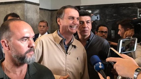 Bolsonaro visita a PF para agradecer a proteção e assina carta de compromisso na Arquidiocese do Rio
