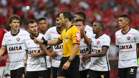 CBF “rebaixa” trios de arbitragem envolvidos em erros da 27ª rodada do Brasileirão para Série B