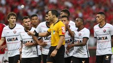 CBF “rebaixa” trios de arbitragem envolvidos em erros da 27ª rodada do Brasileirão para Série B