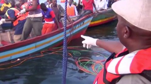 Passa de 100 o número de mortos em naufrágio de balsa em lago na Tanzânia