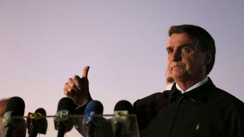 Bolsonaro pede que apoiadores não saiam às ruas no próximo domingo
