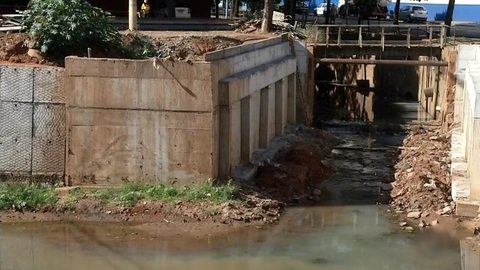 Obra em ponte que caiu após chuva continua inacabada em Catanduva