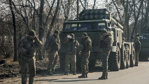 Exército da Ucrânia está respondendo a ataques russos, diz presidente Volodymyr Zelensky; pelo menos 50 soldados russos teriam morrido