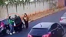 Câmera de segurança registra pai agredindo filha no meio da rua em Botucatu