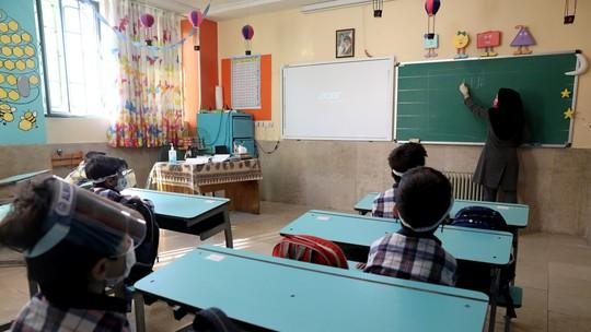 Escolas e mesquitas são fechadas em Teerã após rápido aumento de casos de Covid-19