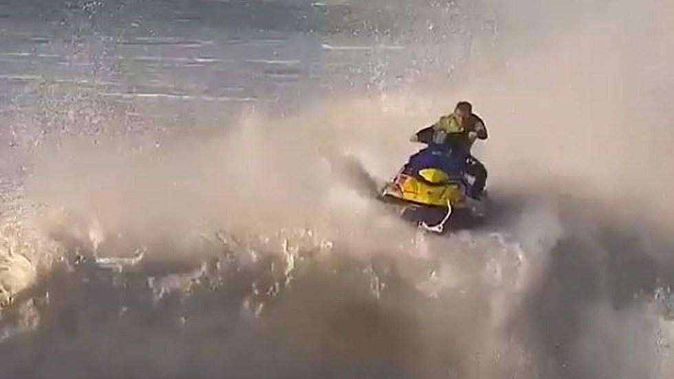 Jet-ski “voa” e é engolido por onda durante resgate em Nazaré