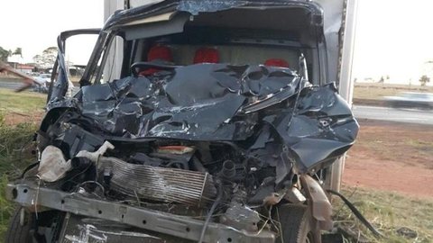 Caminhoneiro fica gravemente ferido em acidente na Rodovia Euclides da Cunha