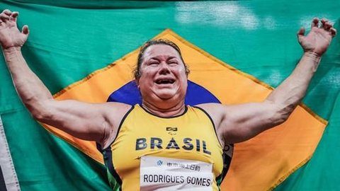 Ouro de Beth Gomes é eleito a medalha mais emocionante do Brasil nas Paralimpíadas