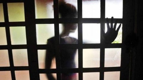Homem é preso pela polícia suspeito de estuprar a própria mãe