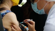 Sem doses para segunda aplicação da CoronaVac, RJ antecipa calendário