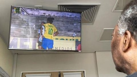 Filha de Pelé posta foto do pai vendo Marta em ação no amistoso da seleção brasileira feminina