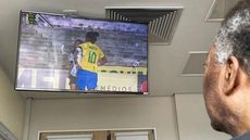 Filha de Pelé posta foto do pai vendo Marta em ação no amistoso da seleção brasileira feminina
