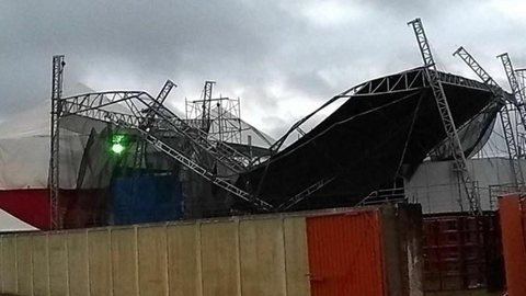 Cobertura de palco desaba por causa da ventania após festa de peão em Américo de Campos