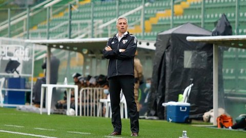 São Paulo debate situação de Crespo e mantém o técnico para clássico contra o Santos