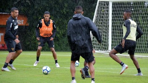Vitória x São Paulo: Carneiro, Rojas e Luan treinam com grupo tricolor sob chuva