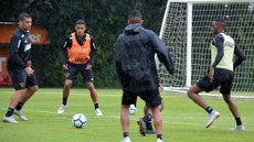 Vitória x São Paulo: Carneiro, Rojas e Luan treinam com grupo tricolor sob chuva