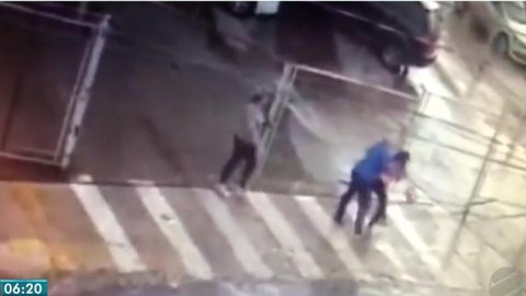 Vídeo mostra mulher com medida protetiva sendo agredida pelo marido em frente à Delegacia da Mulher de Cuiabá